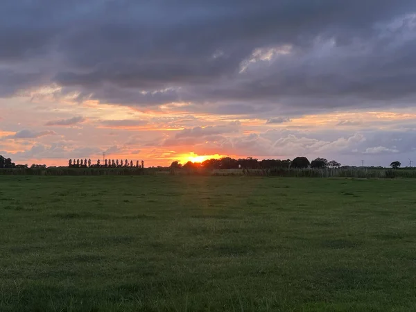 Pôr Sol Nas Terras Agrícolas Frísia Países Baixos — Fotografia de Stock