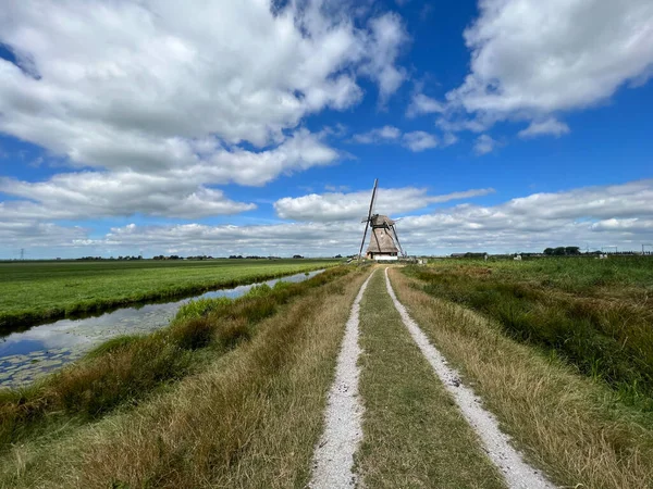 荷兰弗里斯兰的风车周围的风车 — 图库照片