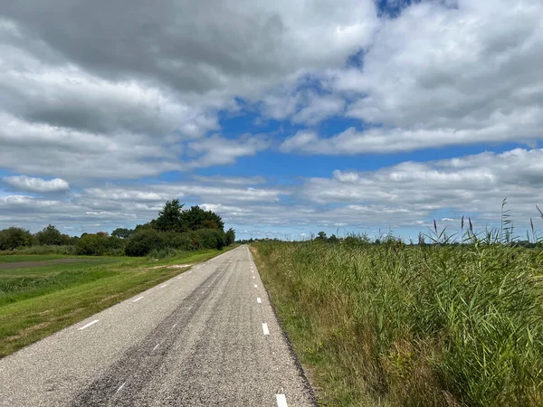 Hollanda, Friesland 'da Aldeboardlar' ın çevresindeki yol.