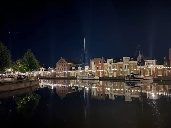 Σκάφη Ένα Κανάλι Νύχτα Στο Sneek Friesland Της Ολλανδίας — Φωτογραφία Αρχείου