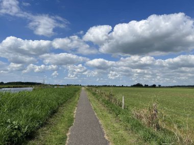 Hollanda, Friesland 'da Langweer civarında bisiklet yolu.