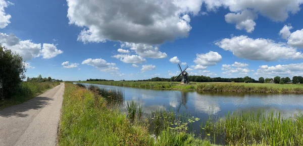Panorama Una Carretera Molino Viento Junto Canal Alrededor Mildam Frisia — Foto de Stock