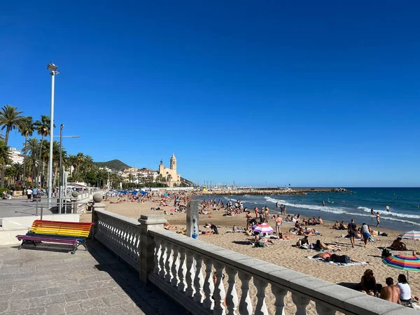 Sitgesスペインの混雑したビーチ — ストック写真