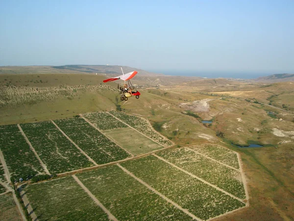 Eğitmen pilot ve yolcu planörde oturuyor.