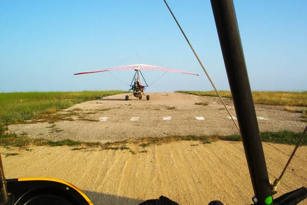 Deltavlieger op de baan voor de vlucht — Stockfoto