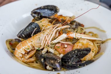 Deniz ürünleri yemek