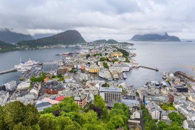 Alesund, Norveç, geniş açı görünümünden aksla dağ