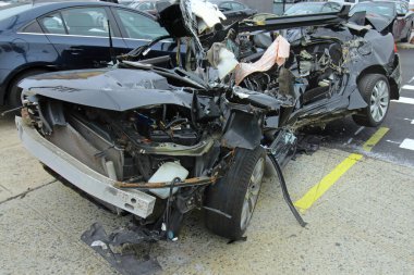 Bronx, New York - 3 Ağustos 2021 Trajik araba kazası. New York Polis Merkezi 'nin önünde meydana gelen ölümcül kazadan sonra