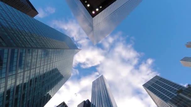 仰望纽约市摩天大楼的景象 映衬着蓝天和云彩掠过 宽角度 60Fps 30X速度 — 图库视频影像