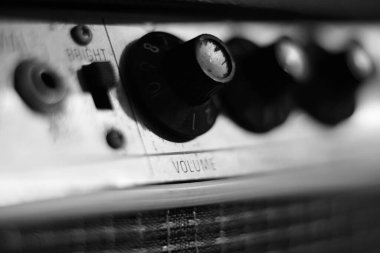 Antika ses kontrol düğmesi ve 1960 'ların gitar amfisini aç. Sığ alan derinliği, makro. 