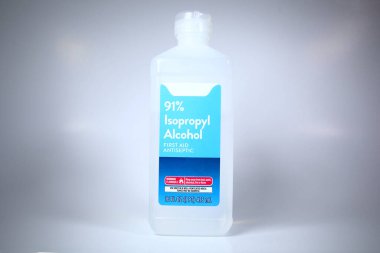 İzole plastik şişe% 91 izopropil alkolle etiketlenmiş.