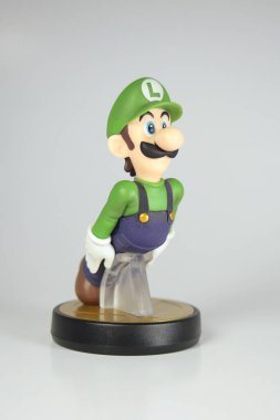 New York, New York - 9 Ekim 2021: Nintendo Super Smash Brothers serisi Luigi Amiibo tecrit edildi