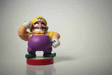 New York, New York - 9 Ekim 2021: Nintendo Super Mario Bros serisi Wario Amiibo tecrit edildi