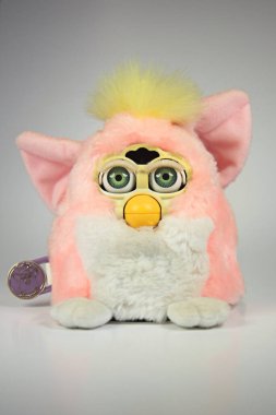 New York, New York - 9 Ekim 2021 Orijinal 1990 'ların pembe bebek Furby çocuk oyuncağı konuşuyor