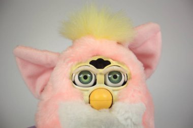 New York, New York - 9 Ekim 2021 Orijinal 1990 'ların pembe bebek Furby çocuk oyuncağı konuşuyor