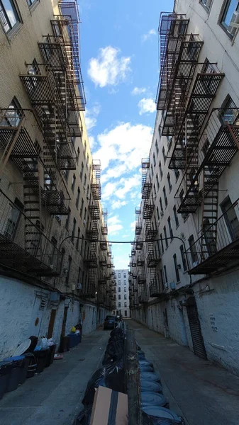 Weitwinkel Vertikal Ausgerichtete Seitengasse Eines Mietshauses Der Bronx Mit Himmel — Stockfoto