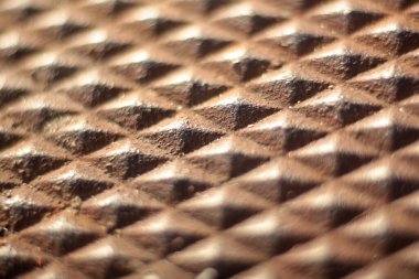 Paslanmış elmas kaplı metal kaplamanın soyut makrosu. Endüstriyel arka plan yapısı. Sığ alan derinliği