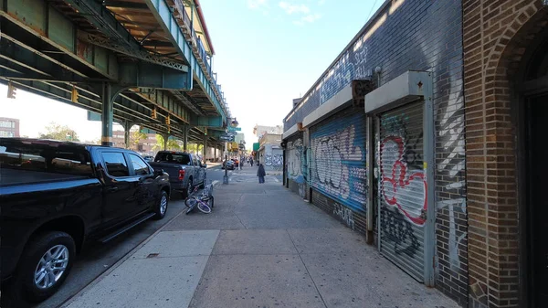 Bronx Unionport Bölgesindeki Mahallenin Gerçekliği Başı Örtülü Müslüman Bir Kadın — Stok fotoğraf