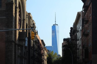 New York, New York - Ağustos 2017: Greenwich Village caddesi Manhattan şehir merkezi tarihi apartman ve arka planda One World Trade Center ile