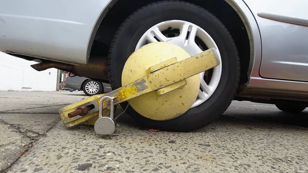 시에서 고장난 자동차 타이어 자물쇠를 — 스톡 사진