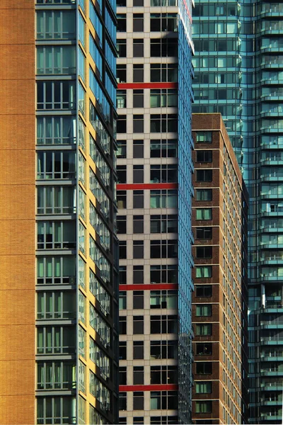 Vertikale Nahaufnahme Architektonischer Abstraktion Einer Reihe Bunter Bürohochhäuser Midtown Manhattan — Stockfoto