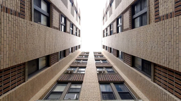 Uppåtblickande Perspektiv Molnig Himmel Genom Inramning Bostadskvarter Bronx New York — Stockfoto