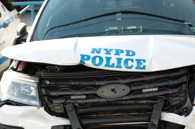 New York, New York - 2 Ekim 2021: çarpık kaputta polis logosu ve ezilmiş ızgara olan NYPD devriye arabası.