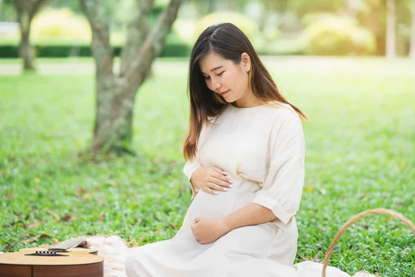 那位漂亮的孕妇在花园里野餐 — 图库照片