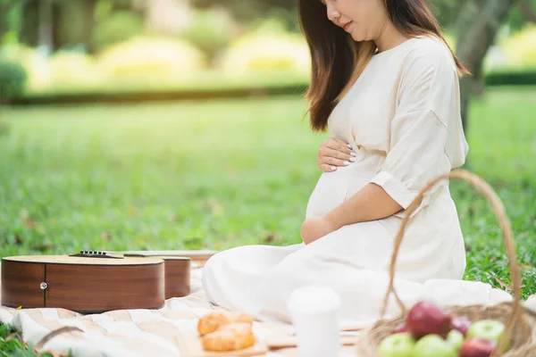 那位漂亮的孕妇在花园里野餐 — 图库照片