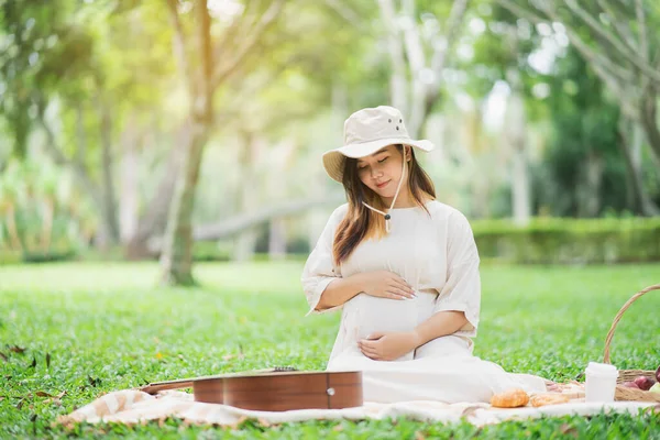 那位漂亮的孕妇在花园里野餐 — 图库照片