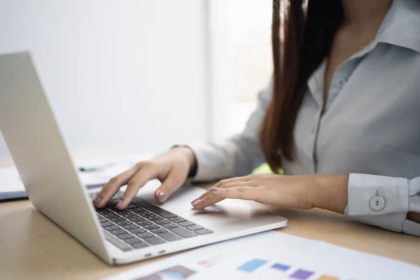 Geschäftsfrauen Arbeiten Mit Laptop Auf Dem Tisch Büro — Stockfoto