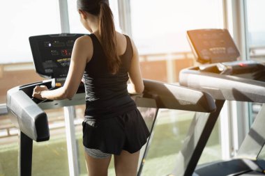 Güzel kadınlar spor salonunda koşu bandıyla egzersiz yapıyorlar, spor konsepti.