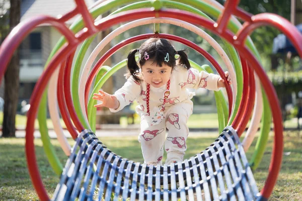 Mignon Asiatique Fille Jouer Sur École Jardin Enfants Cour Aire — Photo