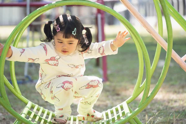 Mignon Asiatique Fille Jouer Sur École Jardin Enfants Cour Aire — Photo