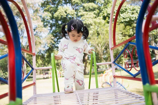 Mignon Asiatique Fille Jouer Sur École Jardin Enfants Cour Aire — Photo