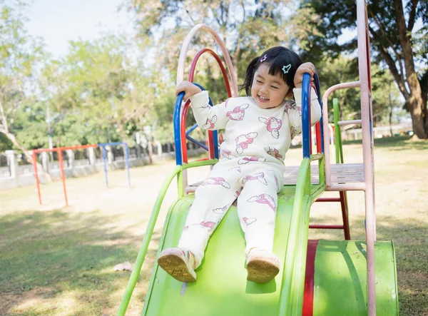 Mignon Asiatique Fille Jouer Sur École Jardin Enfants Cour Aire — Photo