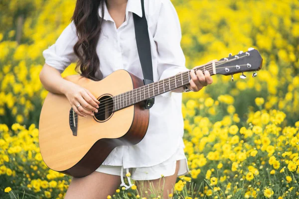 Asiatische Junge Frau Spielt Gitarre Und Singt Musik Park Asiatische — Stockfoto