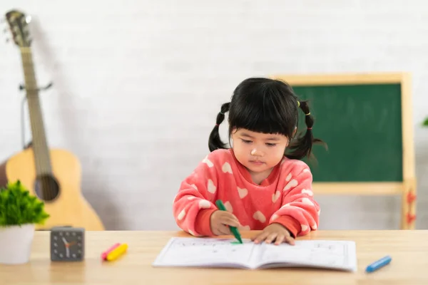 Asiatiska Lilla Flicka Ritning Med Färgglada Krita Glada Roliga Barn — Stockfoto