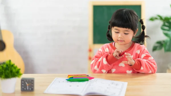 Asiatiska Lilla Flicka Ritning Med Färgglada Krita Glada Roliga Barn — Stockfoto