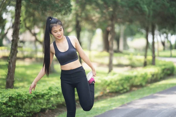 Asijské Fitness Žena Běžec Strečink Nohy Před Spuštěním Park Sportovkyně — Stock fotografie