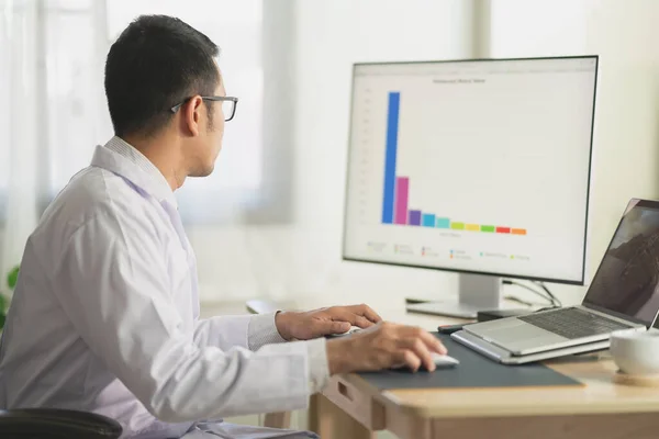 Arzt Arbeitet Mit Laptop Computer Mornitor Und Suchen Graph Männliche — Stockfoto