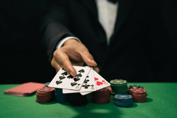 Человек дилер или крупье перетасовывает карты в карты казино и фишки на зеленом столе. концепция игры в покер