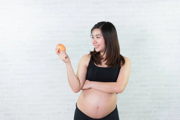 亚洲孕妇有一个苹果灰色背景 健康的食物和人的概念 快乐的孕妇吃红苹果 — 图库照片