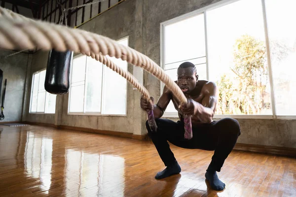 Afrikalı Sporcu Beden Eğitiminde Halat Kullanıyordu Kararlı Antrenör Güç Gösterisi — Stok fotoğraf