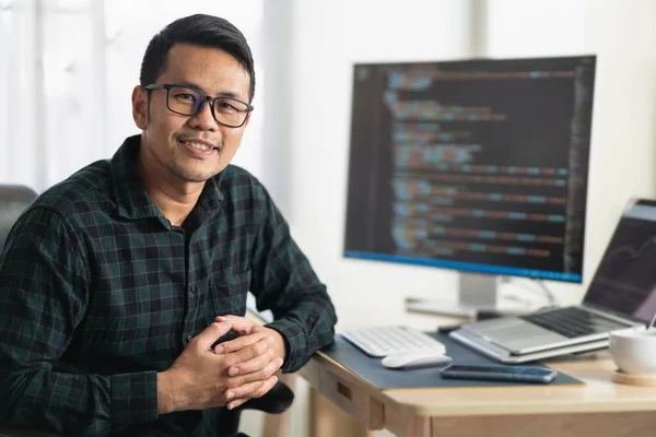 Ofiste dizüstü bilgisayarda çalışan bir yazılım mühendisi. Çalışan programcı web uygulaması geliştirir. Yazılım programlama kavramı