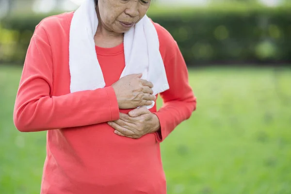 Ältere Asiatinnen Leiden Unter Trainingsschmerzen Seniorin Erleidet Herzinfarkt Nach Übung — Stockfoto