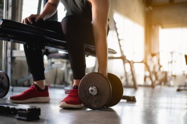 Spor salonundaki ağırlık odasında çalışan Asyalı formda bir sporcu. Spor adamı konsepti