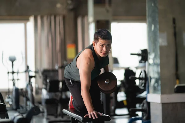 Spor Salonundaki Ağırlık Odasında Çalışan Asyalı Formda Bir Sporcu Spor — Stok fotoğraf