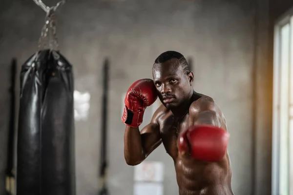 Hombre Africano Entrenando Gimnasia Puños Sus Puños Bolsa Boxeo Entrenamiento —  Fotos de Stock