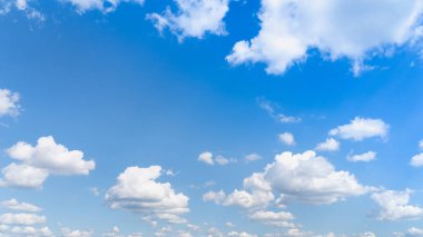 Yaz mavisi gökyüzü arka planı bulutlar. Güneşin altında bulutsuz güzellik sakin kış havası.